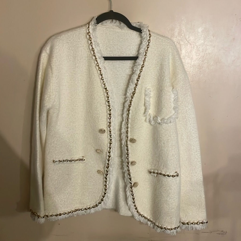 Cute cream sweater gotten from loco shop